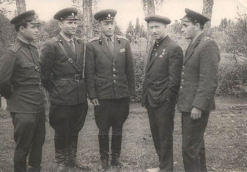 бусин-в-а-офицеры-воинской-части-и-мелитон-кантария-второй-справа-май-1964-г-абхазия-г-очамчире